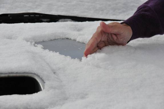 Limpando a neve da Fiona em Susanville, na Sierra Nevada, Califórnoa, nos Estados Unidos